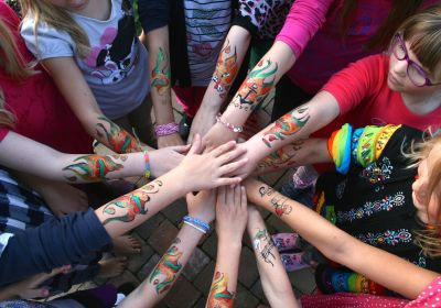 Viele Kinderhände übereinander - GFK Einführung in der Schule