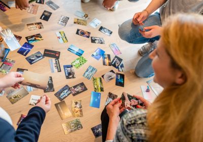 Türkis schimmernde Wasseroberfläche, mit vereinzelten Wasser blasen.