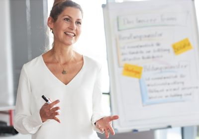 Lächelnde Frau Präsentiert etwas